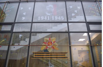 Окна на Синявинской украсили победной символикой