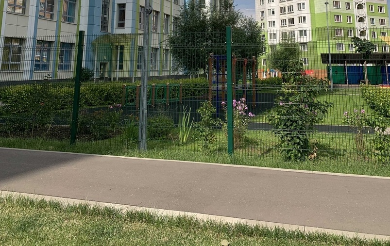 Жилищник молжаниновский. Спортивная площадка, Синявинская улица. Спортивная площадка на Синявинской. Синявинская 12/49 площадка детская. Клетка площадка на Синявинской