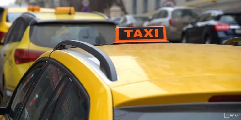 Более трёх тысяч поездок на такси в день совершается в Молжаниновском районе